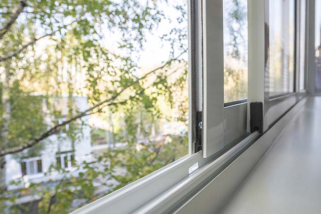 Раздвижное холодное остекление распашными окнами Лосино-Петровский